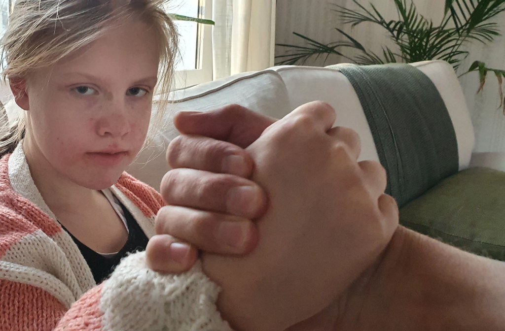 Denna bild har ett alt-attribut som är tomt. Dess filnamn är hand_in_hand.jpg